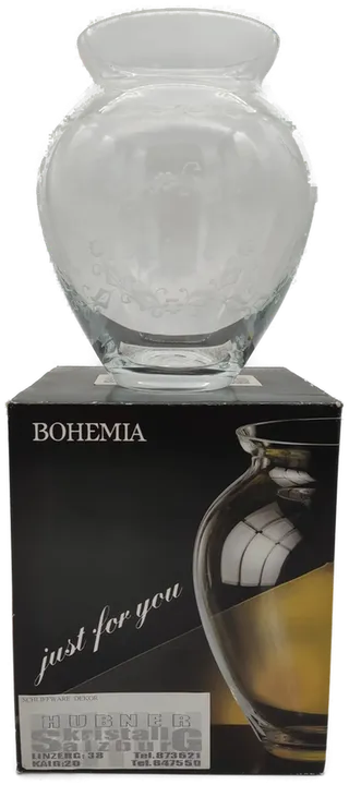 Bohemia Vase graviert mit Ornamenten und dem Namen 