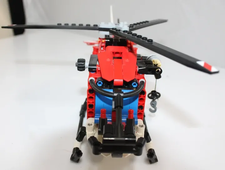 LEGO Technic Rettungshubschrauber - Bild 1