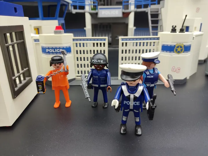 Playmobil Polizei-Kommandozentrale mit Gefängnis 6872 - Bild 3