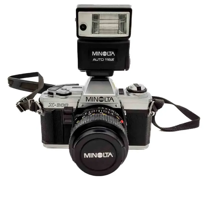 Minolta X 300 Spiegelreflexkamera mit 3 Objektiv 28mm ,50mm ,135mm mit Blitz und Tasche - Bild 1