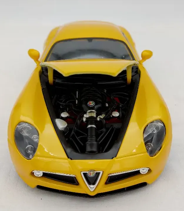 Burago - Alfa 8C Competizione - Modellauto 1:18 - Bild 2