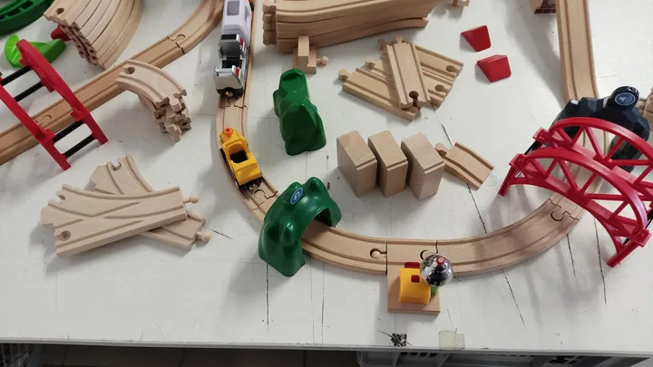 Brio Holzspielzeug/Eisenbahn Konvolut mit Holzkiste - Bild 11