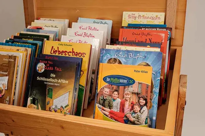 Kinder-Schreibpult Schreibtisch Firma Schneider-Buch mit Inhalt - Bild 2