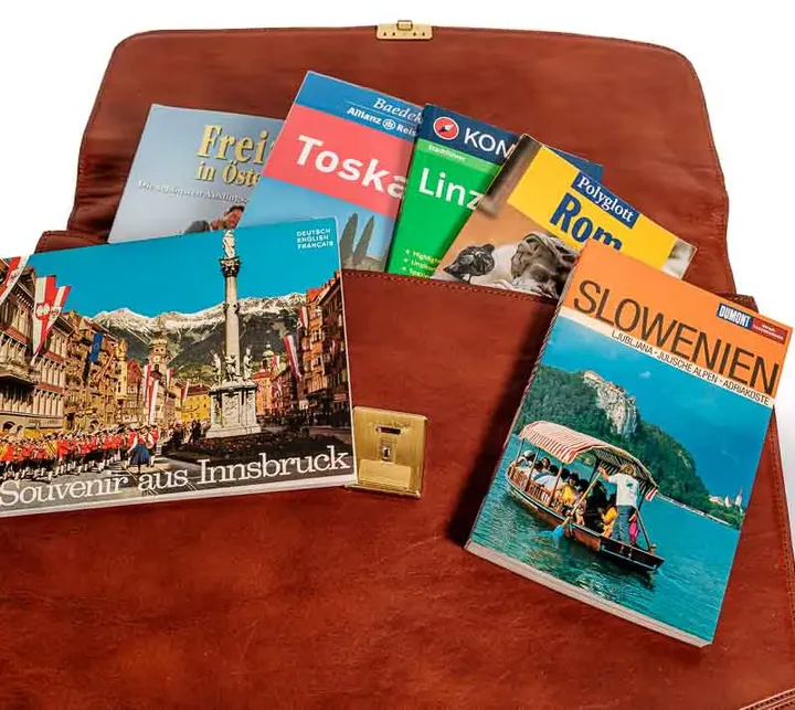 Vintage-Lederaktentasche Professor*in/Schüler*in mit Reiseliteratur gefüllt - Bild 1