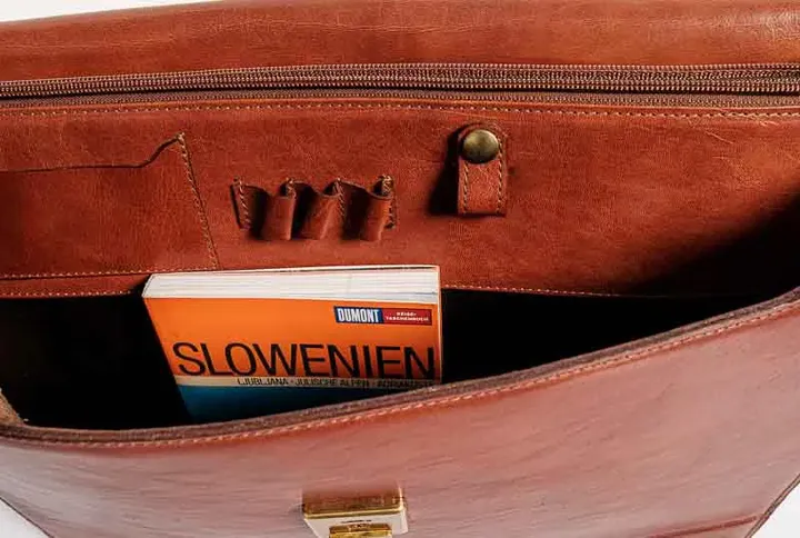 Vintage-Lederaktentasche Professor*in/Schüler*in mit Reiseliteratur gefüllt - Bild 3