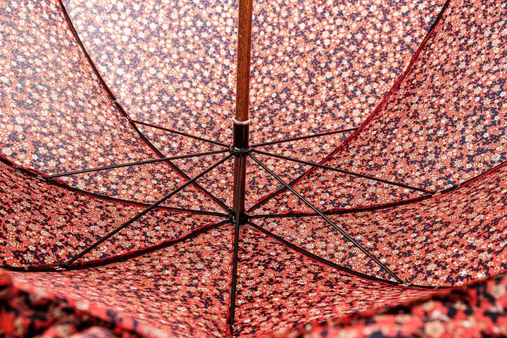 Regenschirm Damen geblumt mit Rüschen und Holzgriff - Old School - Bild 3