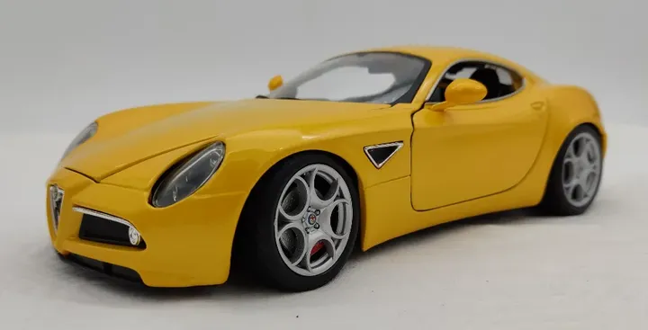 Burago - Alfa 8C Competizione - Modellauto 1:18 - Bild 1