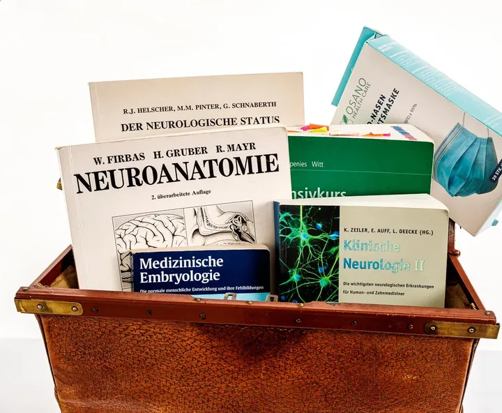 Doktortasche / Arzttasche Leder Nachkriegszeit gefüllt mit Wissenswertem - Bild 2
