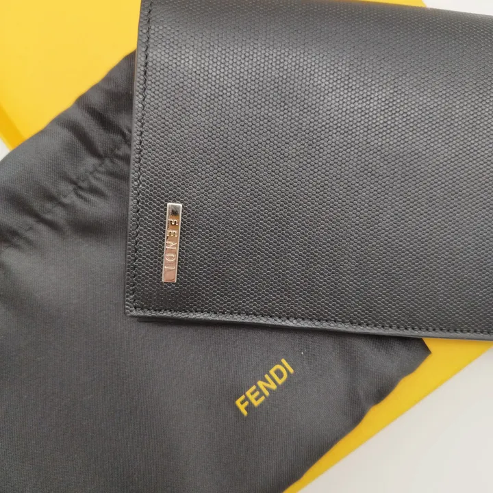 Fendi Geldtasche inkl. Täschchen mit Etikett - Bild 2