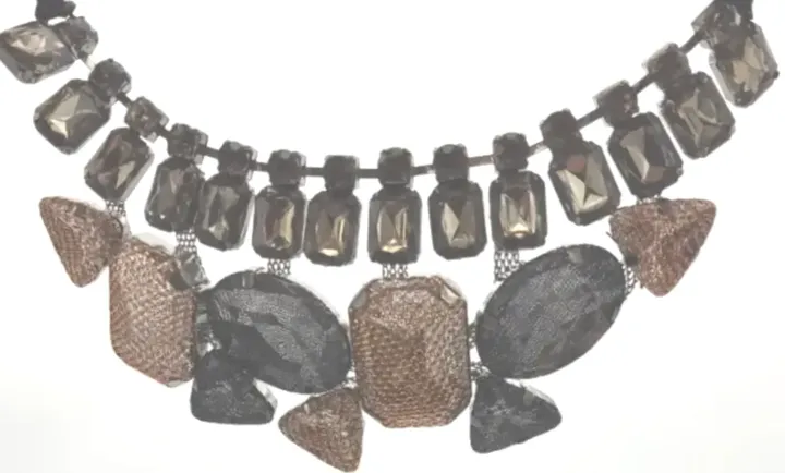 Halskette mit Steinen in schwarz, rosa und weiß  - Bild 1