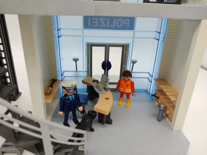 Playmobil Polizeistation & Hubschrauber Set mit Gefängnisalarm - Bild 4