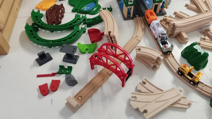 Brio Holzspielzeug/Eisenbahn Konvolut mit Holzkiste - Bild 12