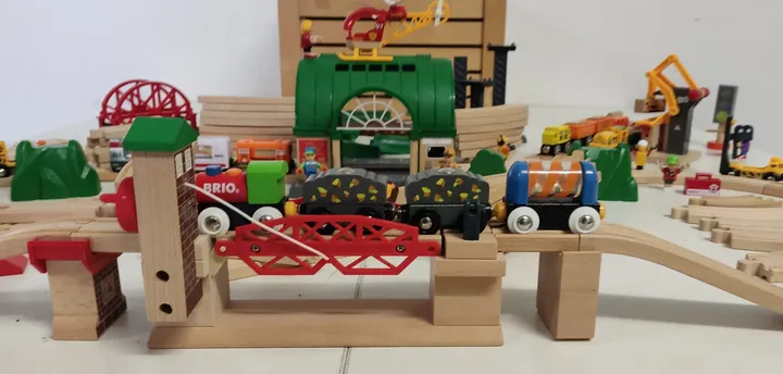 Brio Holzspielzeug/Eisenbahn Konvolut mit Holzkiste - Bild 7