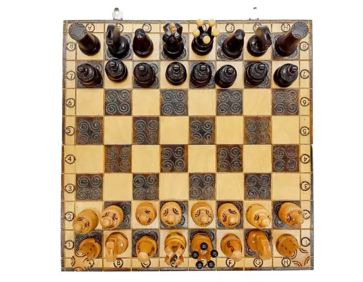 Schachbrett aus Holz handgemacht - Bild 2