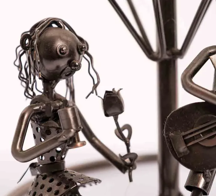 Metall-Figur Musik-Duo – Handgefertigte Skulptur mit Weinflaschenhalter - Bild 4
