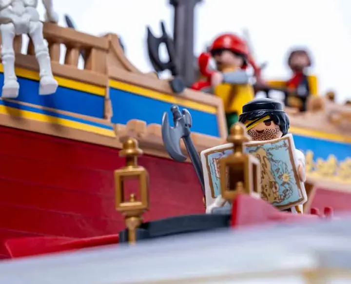 Playmobil Piraten-Schiff mit Beiboot, 7 Figuren und Kleinteilen - Bild 2