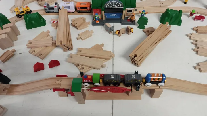 Brio Holzspielzeug/Eisenbahn Konvolut mit Holzkiste - Bild 3