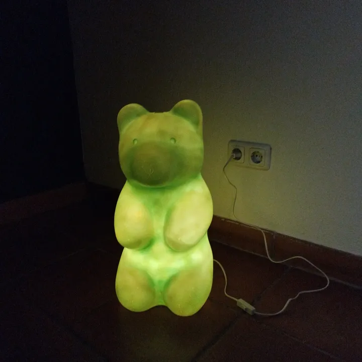 Verspielt leuchtende Gummibärchen-Lampe in Grün - Deko mit Charakter - Bild 2