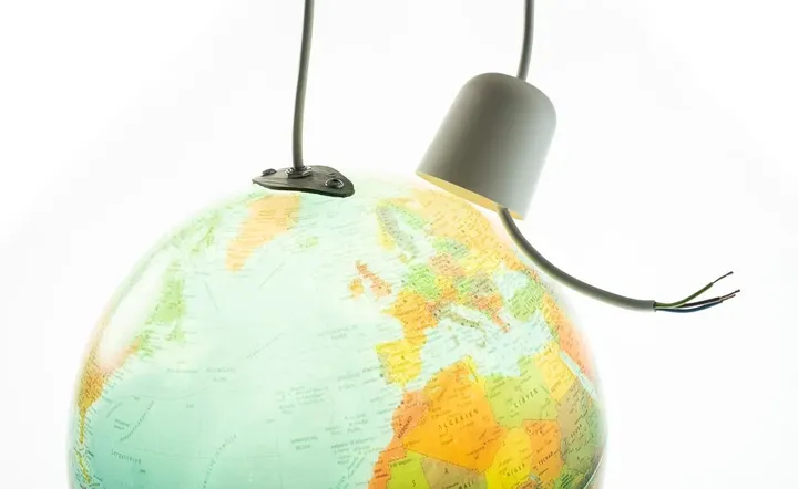 Upcycling Globus beleuchtet für Deckenmontage - Bild 1