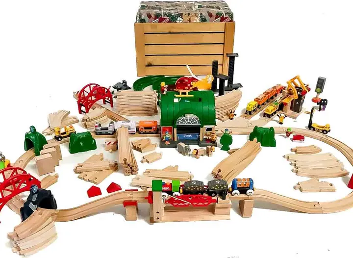 Brio Holzspielzeug/Eisenbahn Konvolut mit Holzkiste - Bild 4