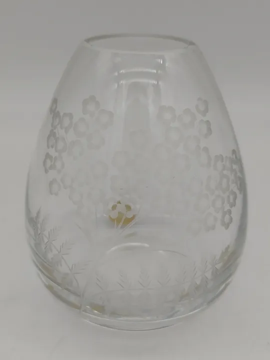 Kleine Tischvase aus Glas mit eingraviertem Blumenmotiv - Höhe 11 cm - Bild 1