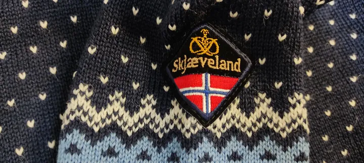 Skjaeveland Herrenpullover aus purer Wolle in blau, Größe M mit Originaletikett - Bild 5