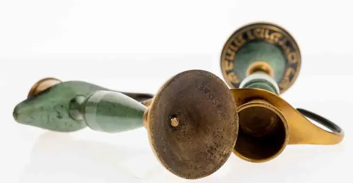 Vintage Kerzenständer-Paar aus Messing mit schöner Patina und hebräischer Schrift - Bild 3