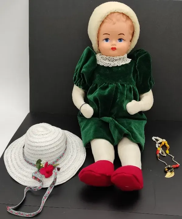 Stoff-Puppe mit Gummikopf Länge ca. 47cm mit Sommerhut und Kette - Bild 1