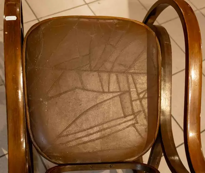 Vintage Schaukelstuhl mit geschwungenem Holzgestell und Kunstleder - Bild 5