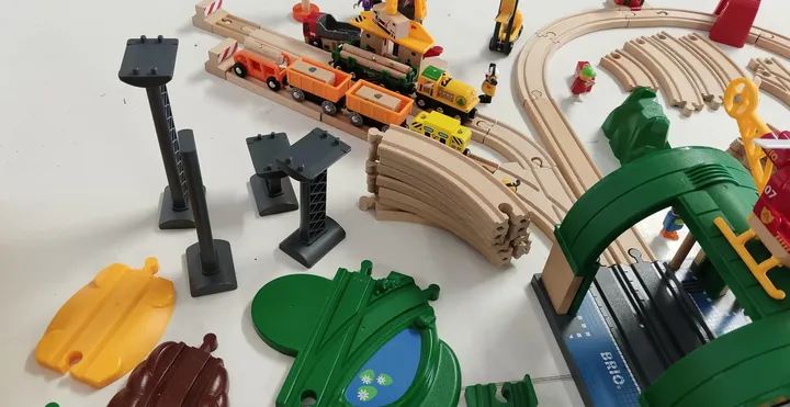 Brio Holzspielzeug/Eisenbahn Konvolut mit Holzkiste - Bild 13