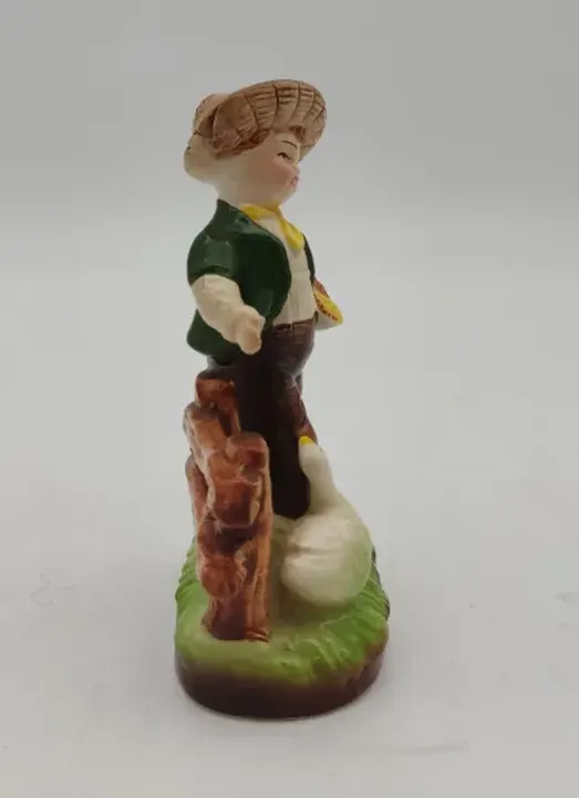 Porzellanfigur - Junge beim Gänsefüttern - Bild 3
