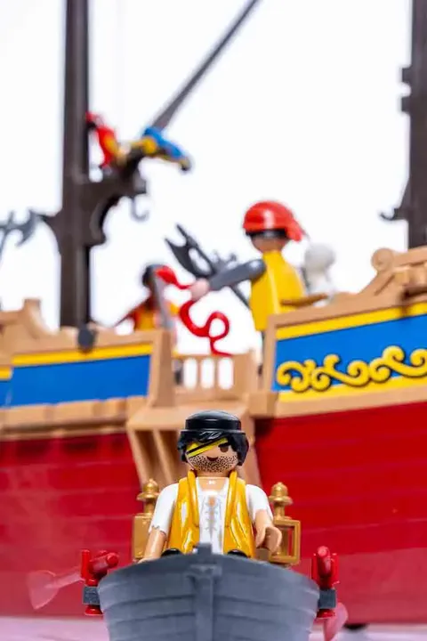 Playmobil Piraten-Schiff mit Beiboot, 7 Figuren und Kleinteilen - Bild 4