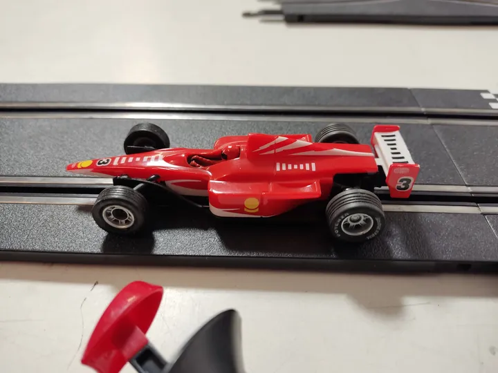 Carrera Go Rennbahn - Spielzeug für Racing-Fans mit Ferrari - Bild 3