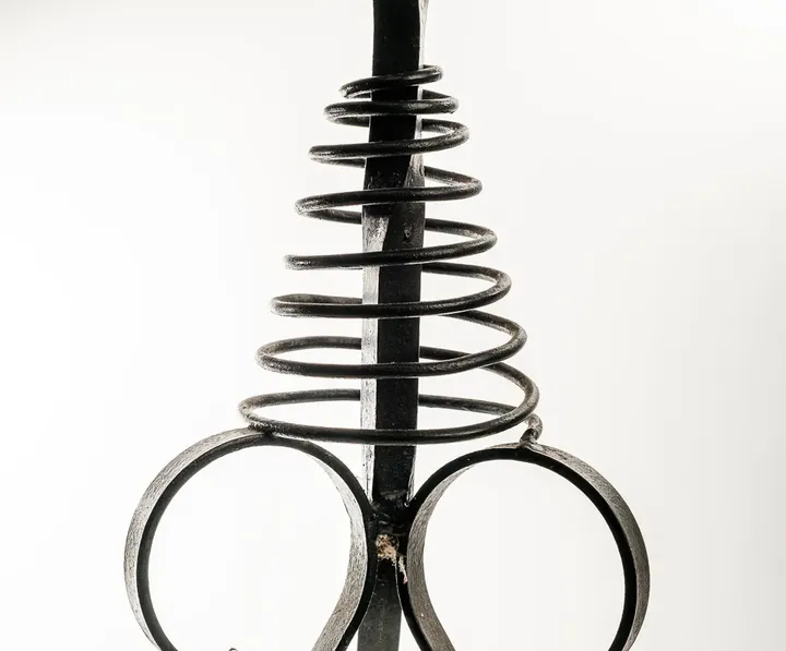 Antik-Schwarzer Kerzenständer aus Gusseisen, handgeschmiedet ca. 95 cm - Bild 4