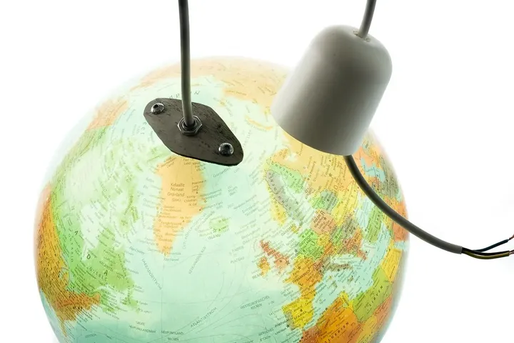 Upcycling Globus beleuchtet für Deckenmontage - Bild 3