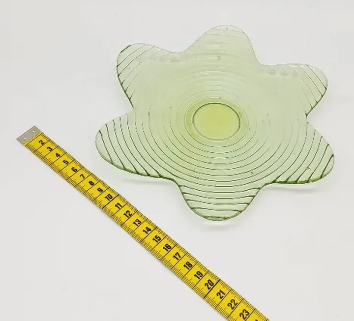 Glasteller in Blumen/ Sternform grün  - Bild 3