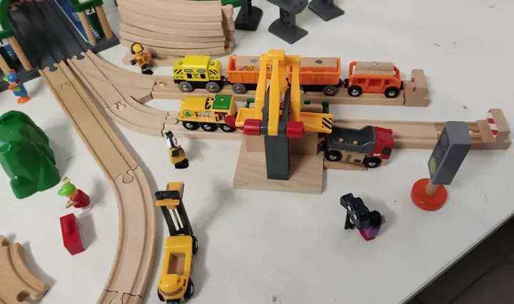 Brio Holzspielzeug/Eisenbahn Konvolut mit Holzkiste - Bild 5