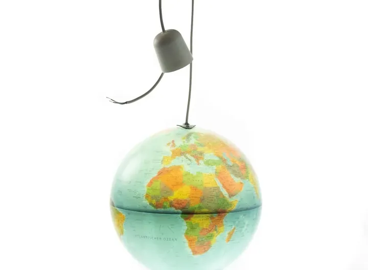 Upcycling Globus beleuchtet für Deckenmontage - Bild 2
