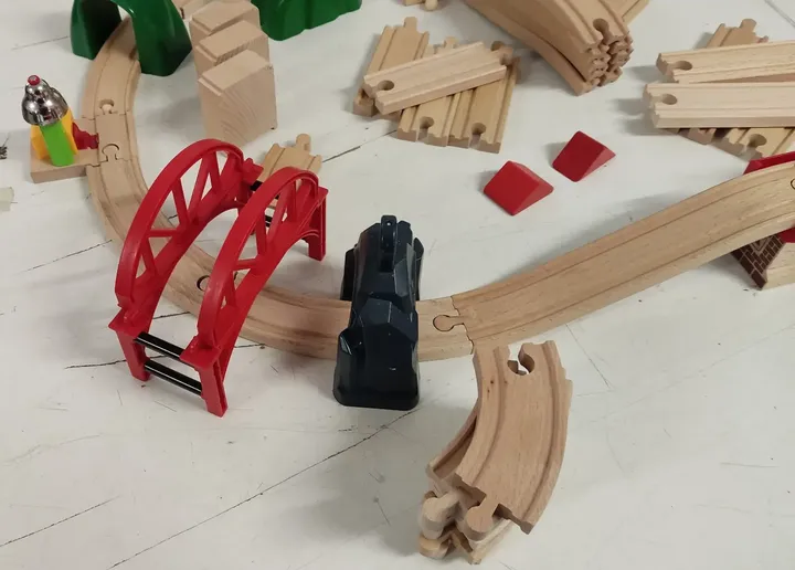 Brio Holzspielzeug/Eisenbahn Konvolut mit Holzkiste - Bild 4