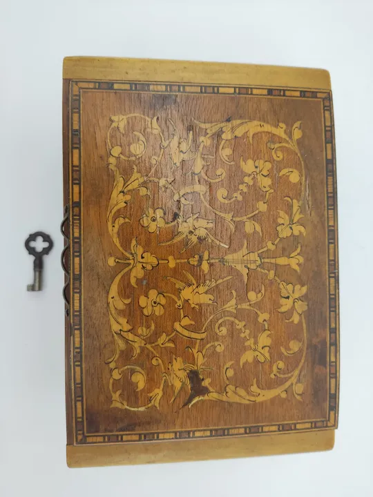 Schmuckschatulle aus Holz mit floralem Intarsien Muster - Bild 4
