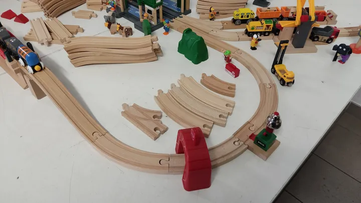 Brio Holzspielzeug/Eisenbahn Konvolut mit Holzkiste - Bild 6