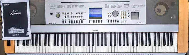 Yamaha Digital Keyboard Portable Grand DGX-640 mit Ständer - Bild 1