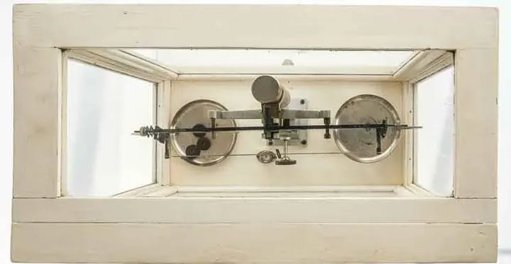  Vintage Vitrinen Apothekerwaage mit vertikaler Schiebetür - Bild 3