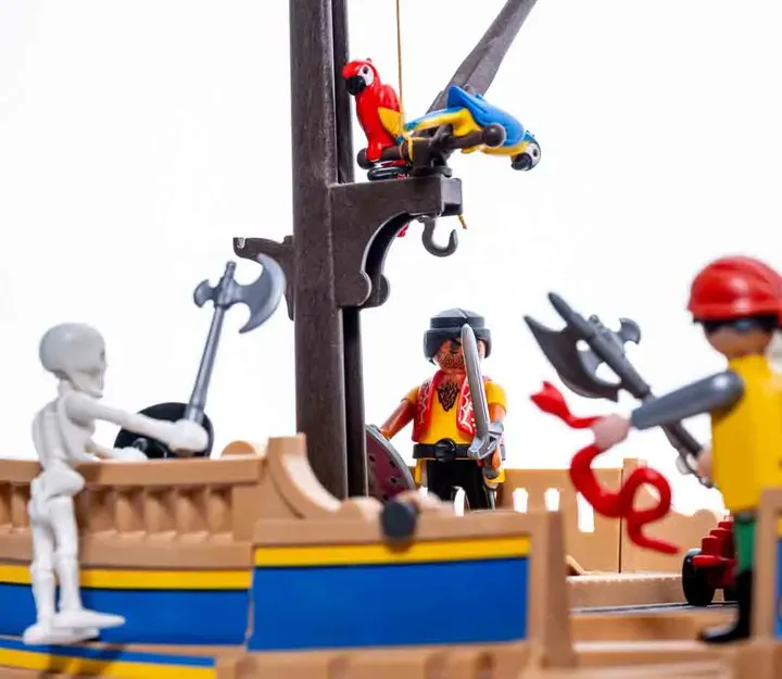 Playmobil Piraten-Schiff mit Beiboot, 7 Figuren und Kleinteilen - Bild 3