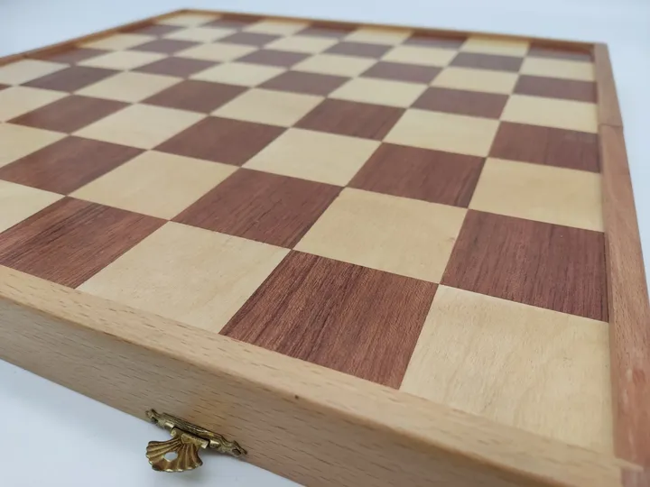 Klappbares Schachspiel aus Holz mit handgeschnitzten Figuren - Bild 6