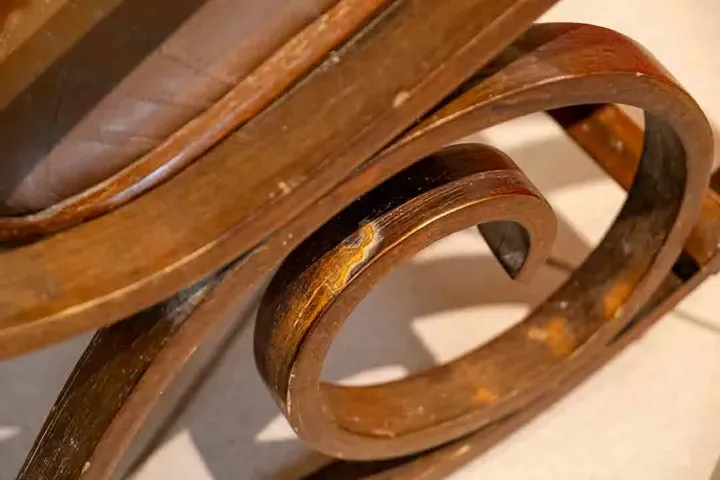 Vintage Schaukelstuhl mit geschwungenem Holzgestell und Kunstleder - Bild 3