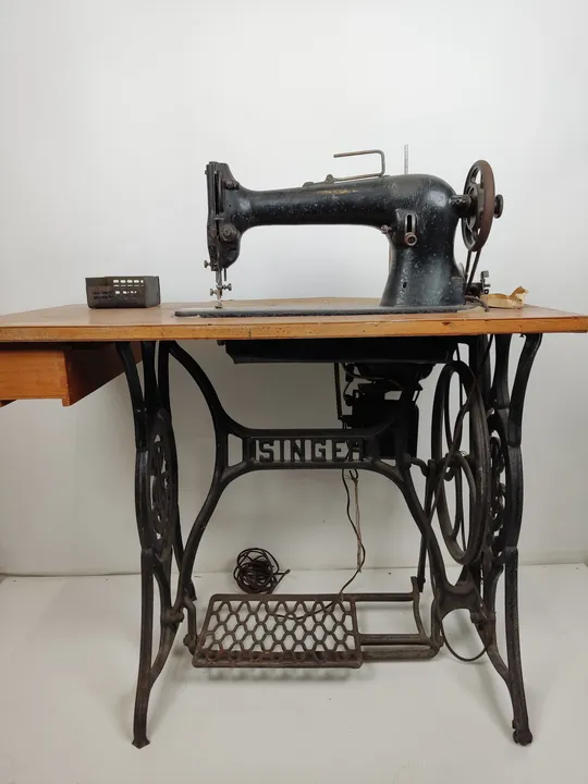 Antike Tisch-Nähmaschine mit Motor 
